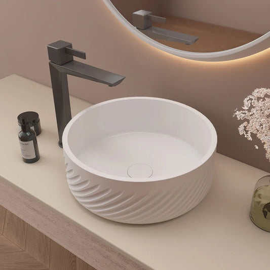 Modernes, rundes Zementbecken
