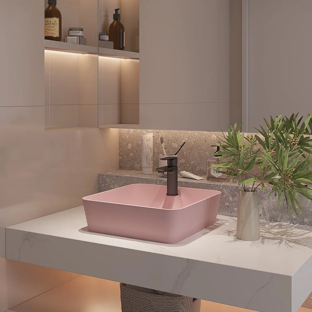 Quadratisches Waschbecken aus Beton mit Hahnloch
